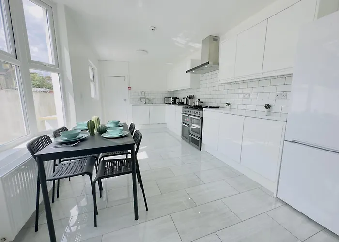 Leyton House - SleepylodgePousada